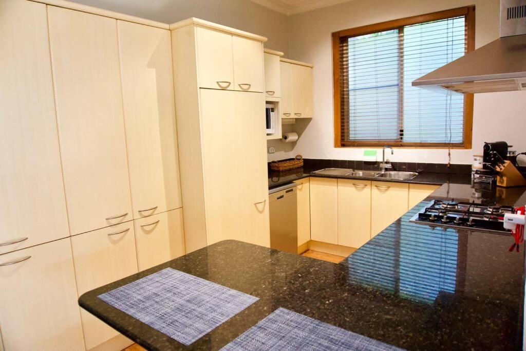 The Dream: Coogee 3 Bedroom-ac-cortyard-200m * Sydney