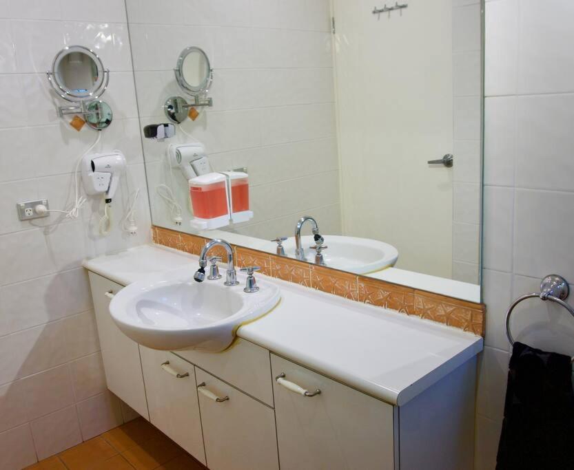 The Dream: Coogee 3 Bedroom-ac-cortyard-200m
